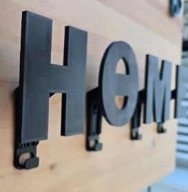 HookHOME – dekoracyjny wieszak z literami